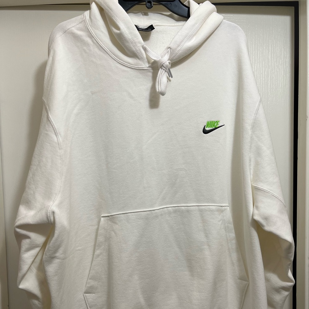 Nike men’s size XXL pullover hooded sweatshirt.